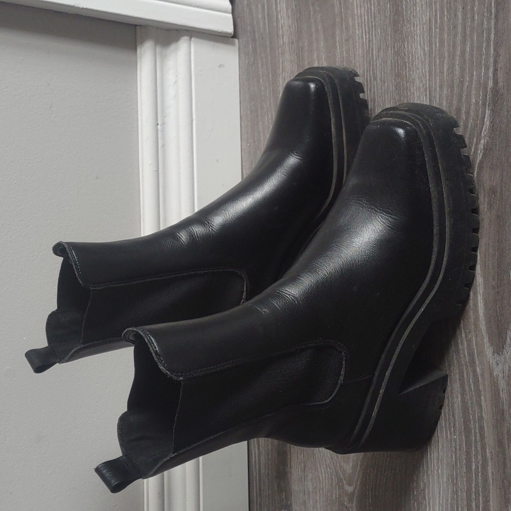 Steve Madden chunky sole Chelsea Boot size 6